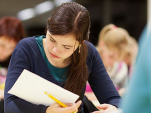 Joven estudiante completa formulario de inscripción a Becas Progresar 2025