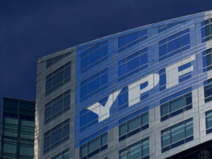 Fachada de YPF tras el fallo judicial en Nueva York
