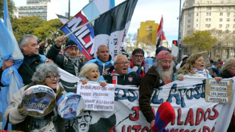 “Rosariazo” por los jubilados: Un grupo autoconvocado de Buenos Aires llega a marchar a plaza 25 de Mayo