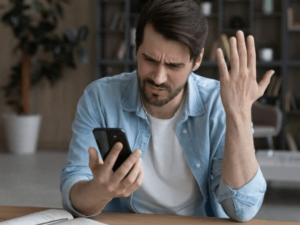 persona preocupada mirando el celular por los cambios en el plazo fijo 2025