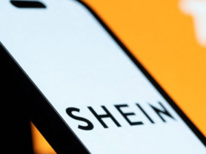 Celular con el logo de Shein, simbolizando el auge del consumo digital de moda en Argentina
