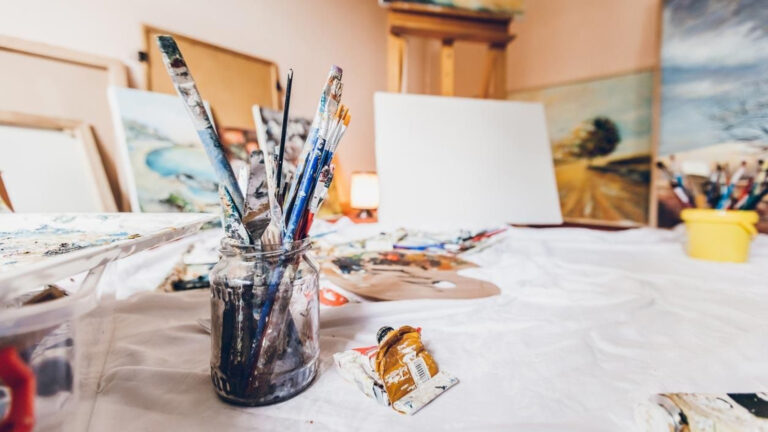 Arte y expresión en Puerto San Martín: abren inscripciones para un nuevo taller de pintura en Afluente Galería