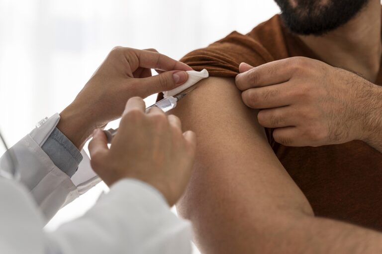 Los centros de salud municipales colocan las vacunas contra las hepatitis A y B