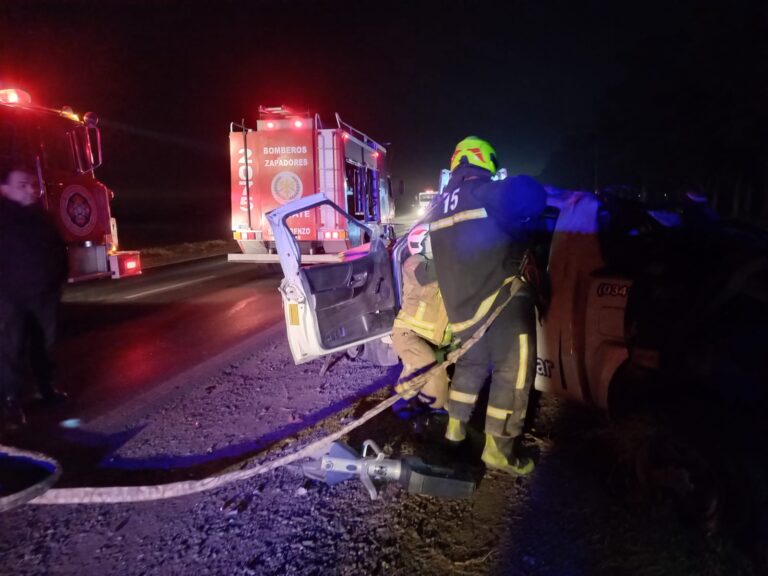Accidente en la ruta A012: dos ocupantes liberados tras vuelco de Ford Ranger en Vicentin, Ricardone