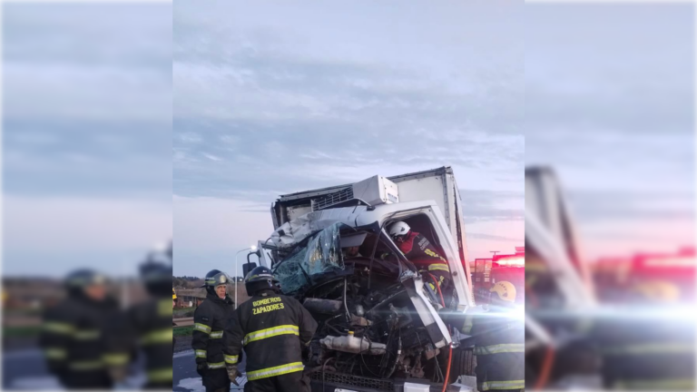 Fuerte siniestro vial en autopista: colisionaron un camión y un minibus