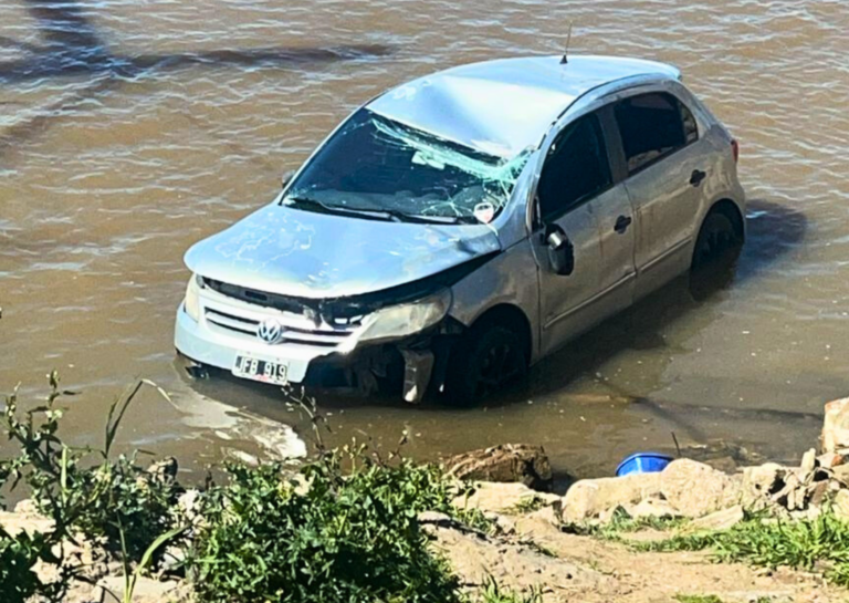 Fray Luis Beltrán: un auto cayó al río Paraná y apareció denunciado como robado en Rosario