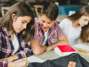 Estudiantes repasando requisitos de Becas Progresar septiembre 2025