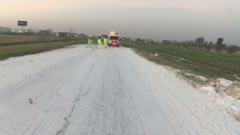 Caos en la autopista Rosario–Buenos Aires: choque de camiones derramó 30 toneladas de harina y generó un corte total