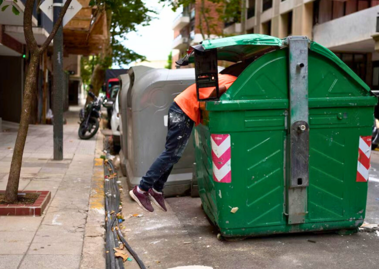 El gobierno porteño sancionará a quienes revuelvan basura de contenedores