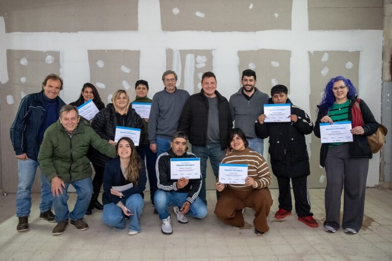 Se capacitaron en curso dictado por la Municipalidad y aplicaron sus conocimientos con una obra en una escuela