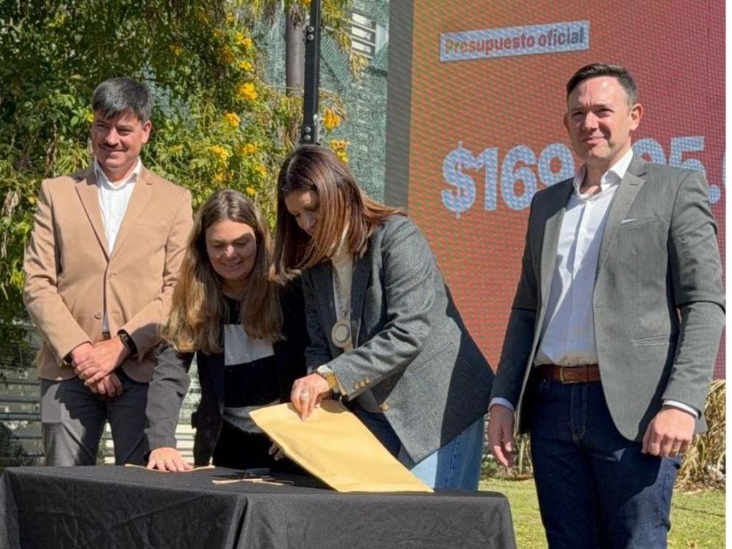 Silvana Di Stefano en apertura de sobres para obras en la Guardia del hospital de San Lorenzo