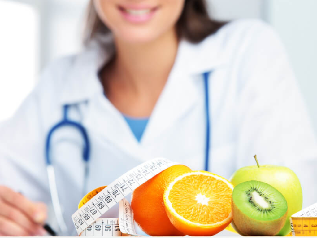 Persona recibiendo asesoramiento nutricional con profesional de la salud