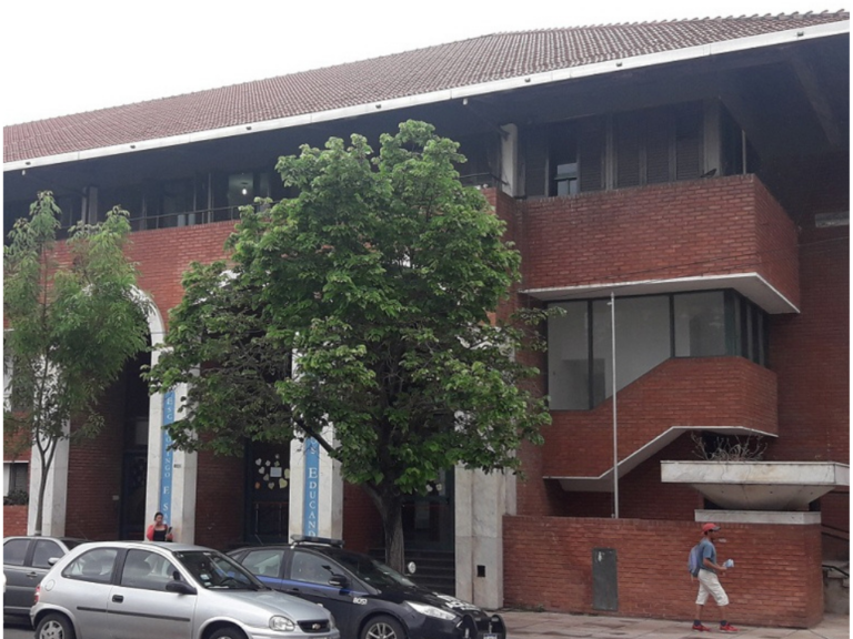 Escándalo en Santa Fe: madre agrede a maestra