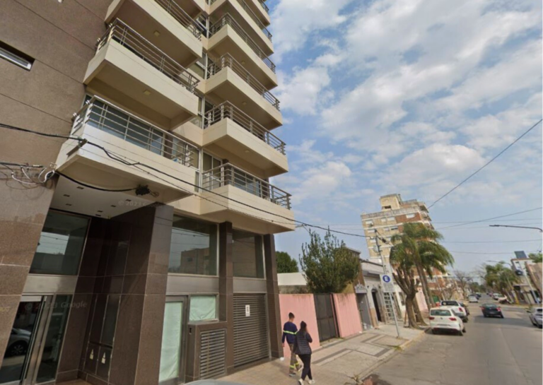Hombre sufre caída desde un balcón en San Lorenzo y queda internado