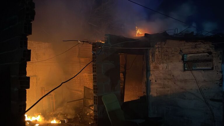 Devastador incendio destruyó una vivienda en Fray Luis Beltrán