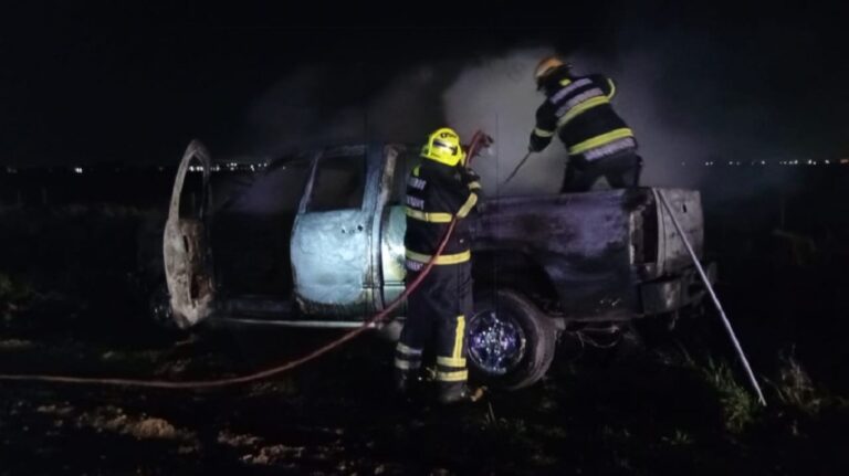 Una camioneta se incendió en pleno camino de la Cremería y quedó destruida