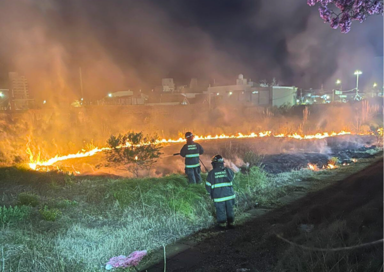 Incendio en pleno centro de San Lorenzo: sofocaron un foco ígneo en un baldío