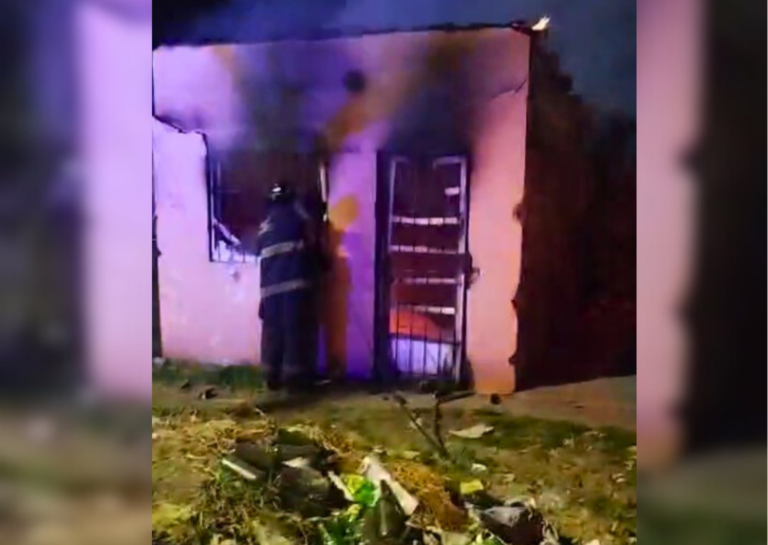 Voraz incendio destruyó por completo una vivienda precaria en San Lorenzo
