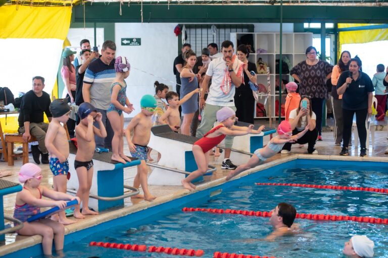 Más de 300 nadadores brillaron en el Encuentro de Natación Timbúes 2025