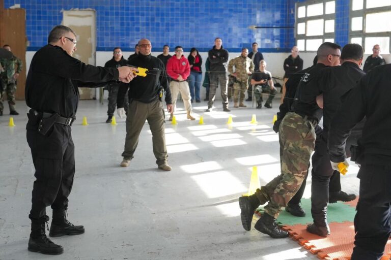 Seguridad: Santa Fe comenzó la formación de policías en el uso de pistolas Taser