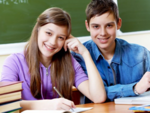 Estudiantes leyendo una beca Progresar 2025