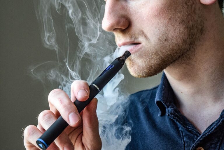 Impulsan prohibir el uso de vapeadores en espacios libres de humo