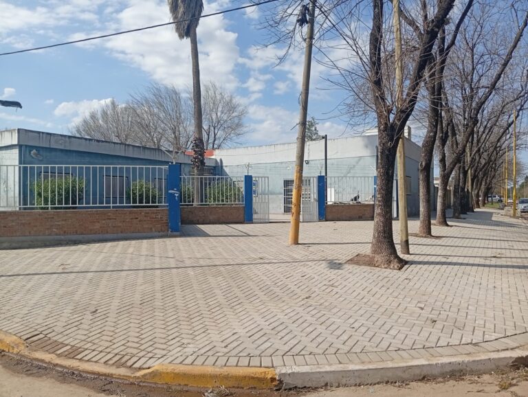 Puerto San Martín: Nuevas veredas para la escuela “Basilio Bustos”