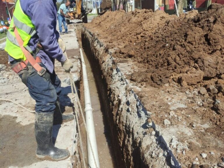 Aguas renueva la red colectora en Intendente Rippa al 2400 en San Lorenzo