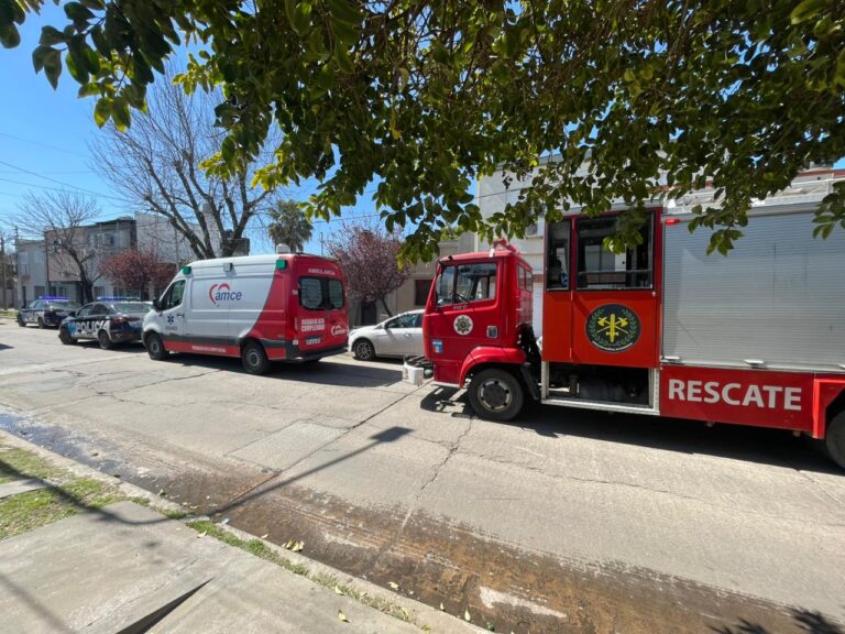 Bomberos Zapadores rescataron a una mujer de 90 años atrapada en su domicilio