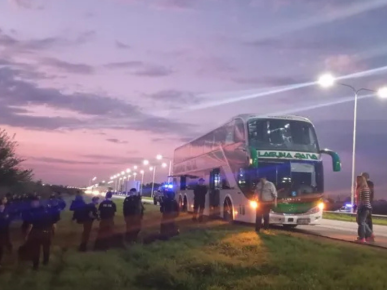 Ataque a micro con policías en la autopista