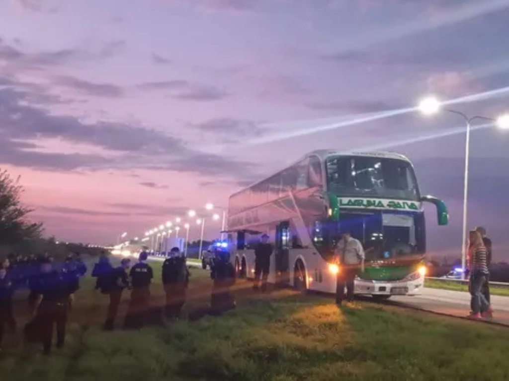 Ataque a micro con policías en la autopista, colectivo detenido tras impacto