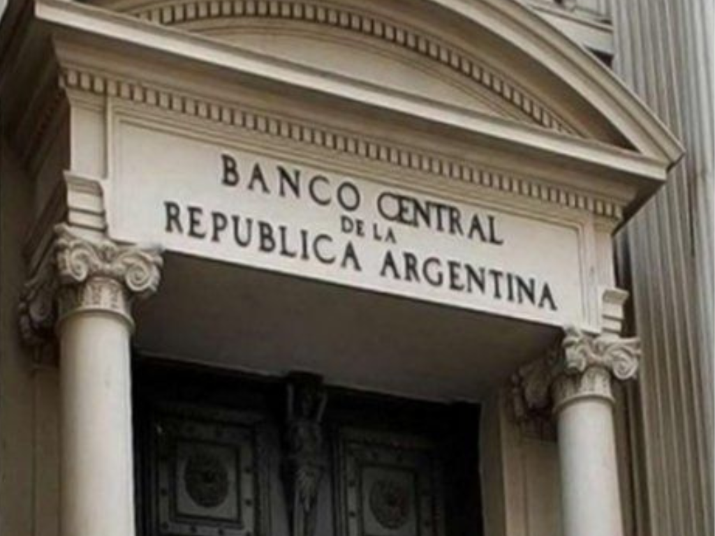 Gráfico del aumento del atesoramiento de dólares y reservas en Argentina.