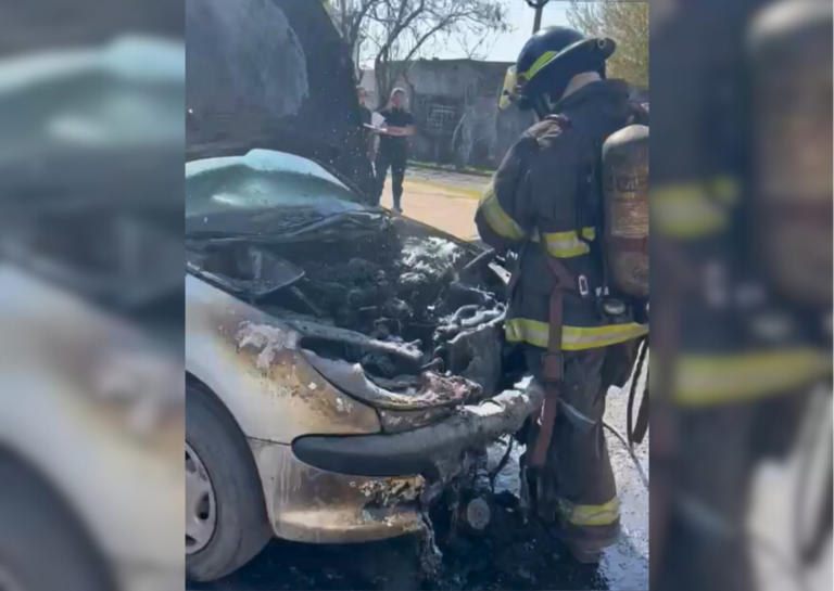 San Lorenzo: un Peugeot 206 se incendió en plena calle y fue sofocado por bomberos