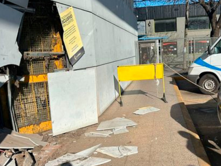 Camioneta impacta contra supermercado por problemas con caja automática