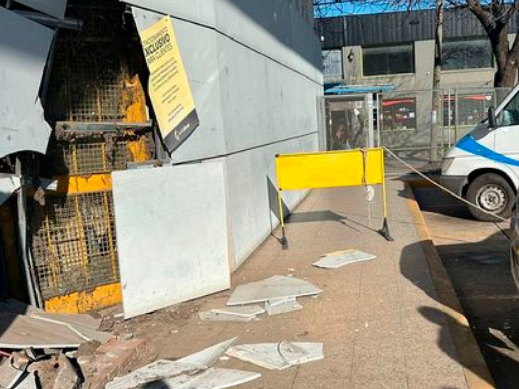 Frente del supermercado La Gallega tras el choque de una camioneta