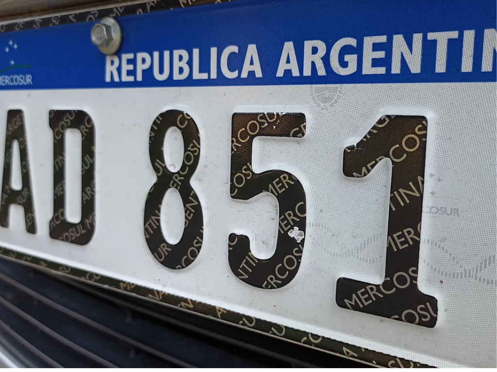 Chapas patente 0 km para vehículos nuevos en Argentina, con sistema de entrega normalizado y disponibilidad en todos los registros automotores