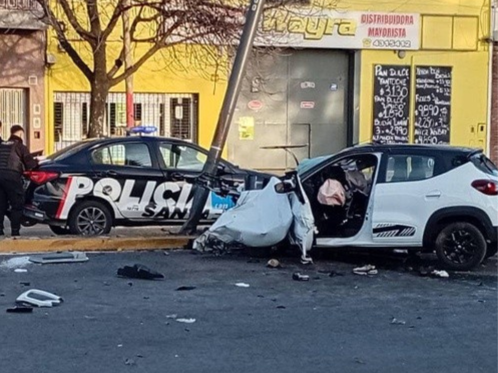 Auto impactado contra un poste tras choque fatal en Rosario donde murió una mujer y un hombre resultó herido