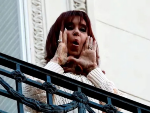 Cristina Kirchner durante conferencia criticando la política económica del Gobierno y alertando sobre riesgo de default