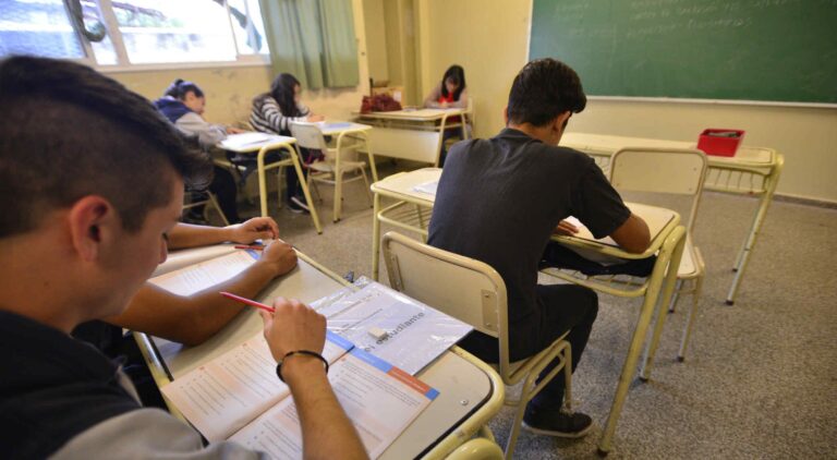 Preocupante: solo 10 de cada 100 estudiantes en Santa Fe terminan la secundaria en tiempo y forma