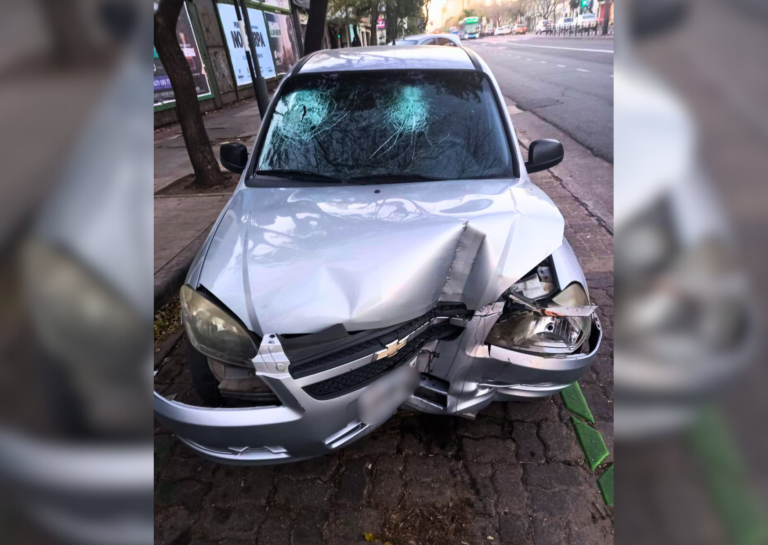 Fuerte choque en el Metrobus de Alberdi: dos jóvenes salvaron sus vidas de milagro