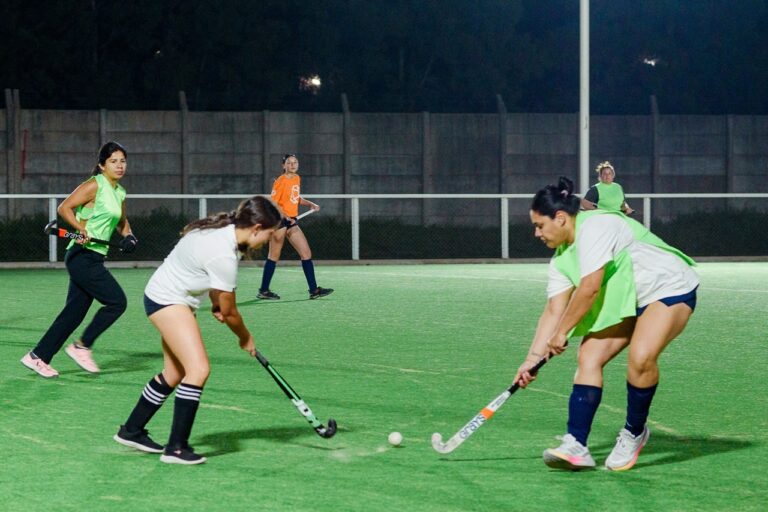 El hockey está a full: la Escuela Municipal ya cuenta con 140 alumnos