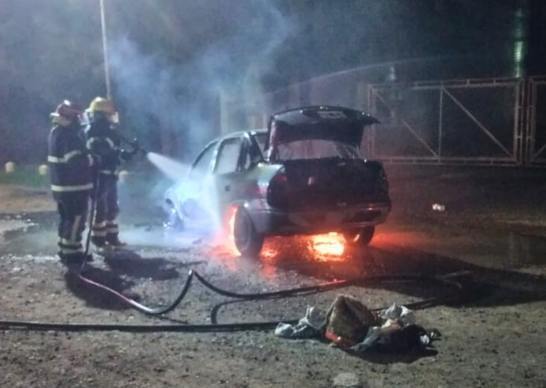 Aldao: un Chevrolet Corsa quedó destruido tras incendiarse en plena ruta