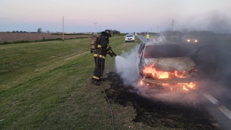 Incendio en Aldao: un automóvil quedó destruido sobre la Ruta 18