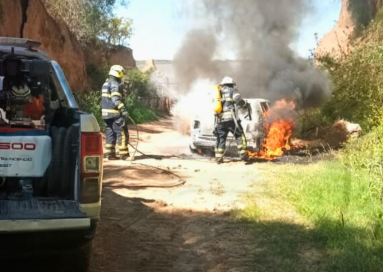 Puerto San Martín: un automóvil se incendió por completo en la “bajada de las vacas”