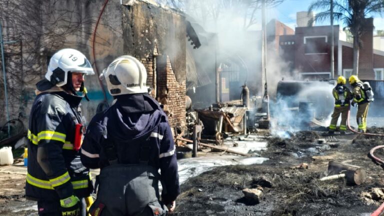 Explosión de tanques de gasoil en Totoras: un depósito de camiones quedó envuelto en llamas