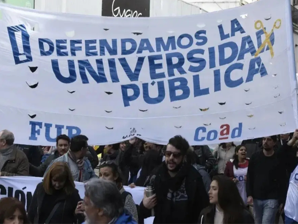 Manifestación en Rosario contra el veto de Javier Milei al financiamiento universitario