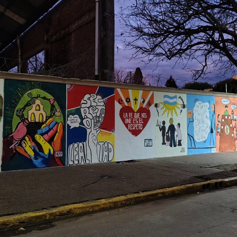 Jóvenes reinterpretan las máximas de San Martín en coloridos murales con estilo graffiti