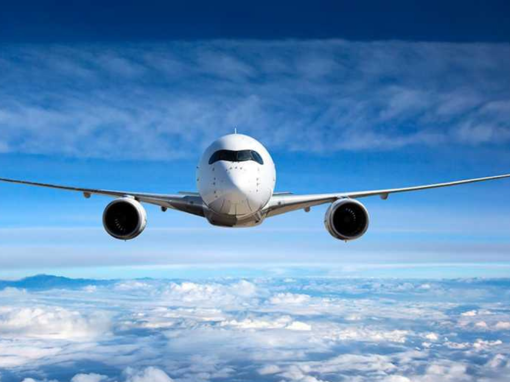 Avión de LATAM en pista representando las nuevas rutas aéreas entre Argentina, Chile y Brasil