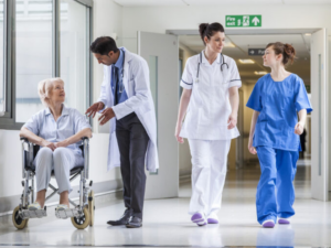 Médicos en el pasillo de un hospital mientras los prepagas aumentos de octubre afectan los aranceles