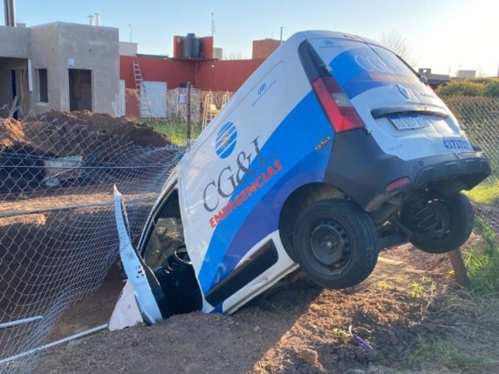 Ambulancia robada durante persecución en Rosario con policías y patrullero volcado.